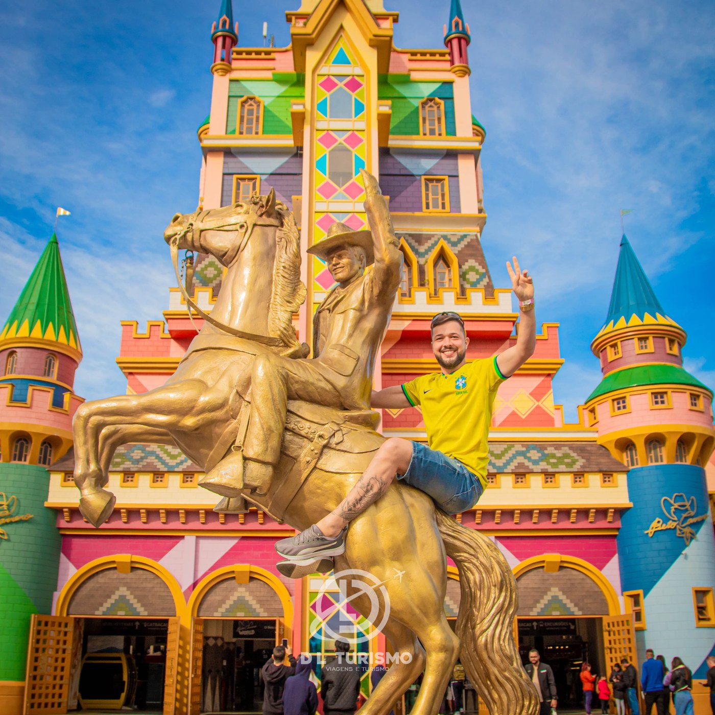 Passageiro da DL Turismo no Beto Carrero World, em frente ao castelo e à estátua do cavaleiro